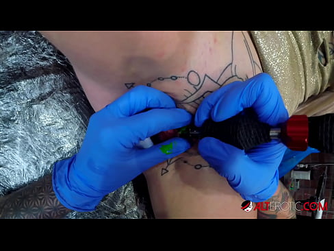 ❤️ Uiters getatoeëerde hottie Sully Savage het 'n tatoeëermerk op haar klitoris gekry Mooi pornografie by ons af.91sexy.top ❤